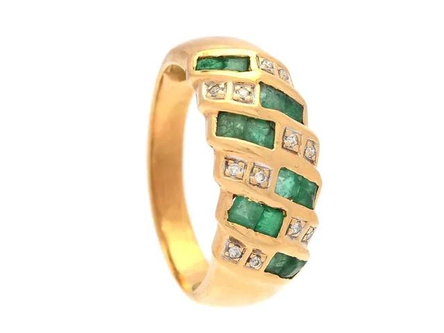 RING, 18K guld, smaragder, åttkantslipade diamanter, stl 17,5 mm, vikt 4,2 g, smaragder med inneslutningar som når ytan, nagg och skador.