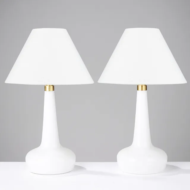 ESBEN KLINT. Par Bordlamper, mundblæst opalglas model 311, Le Klint. Danmark. (2).
