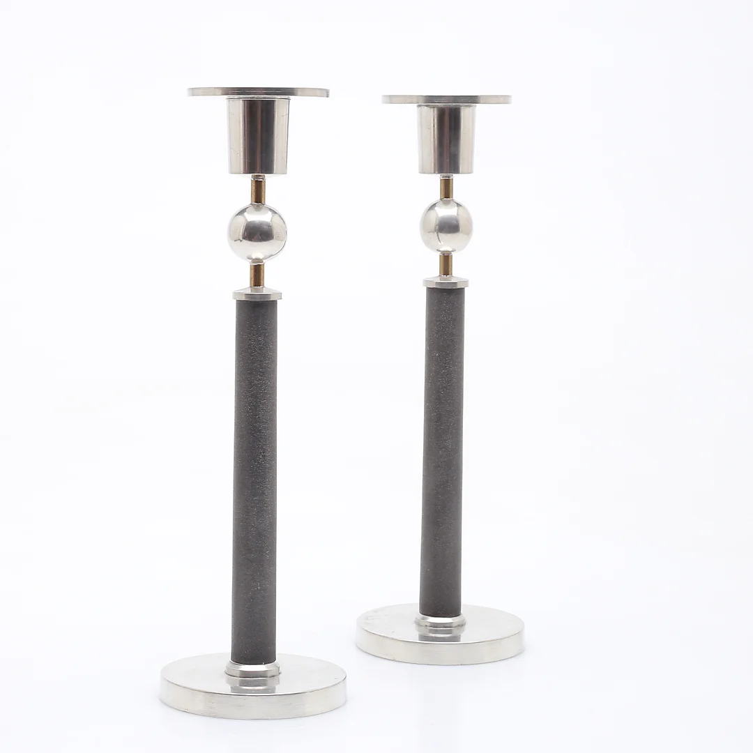 MICKE BERGGREN. Ljusstakar ett par, tenn och mässing, signerade. Böketofta Tenn. — Candlesticks — Garpenhus Auktioner