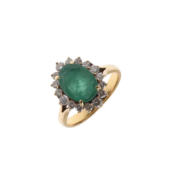 AN EMERALD AND DIAMOND CLUSTER RING.