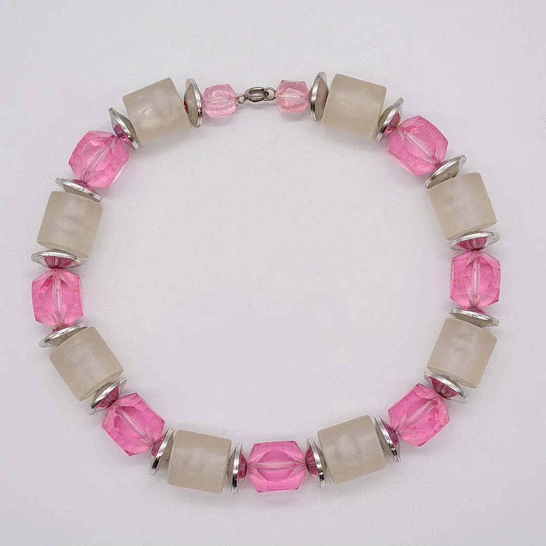 DESIGNER COLLIER, GESCHLIFFENE ACRYL, 70ER JAHRE, LÄNGE: CA. 45 CM. — Necklace — Kunst- und Auktionshaus Kleinhenz