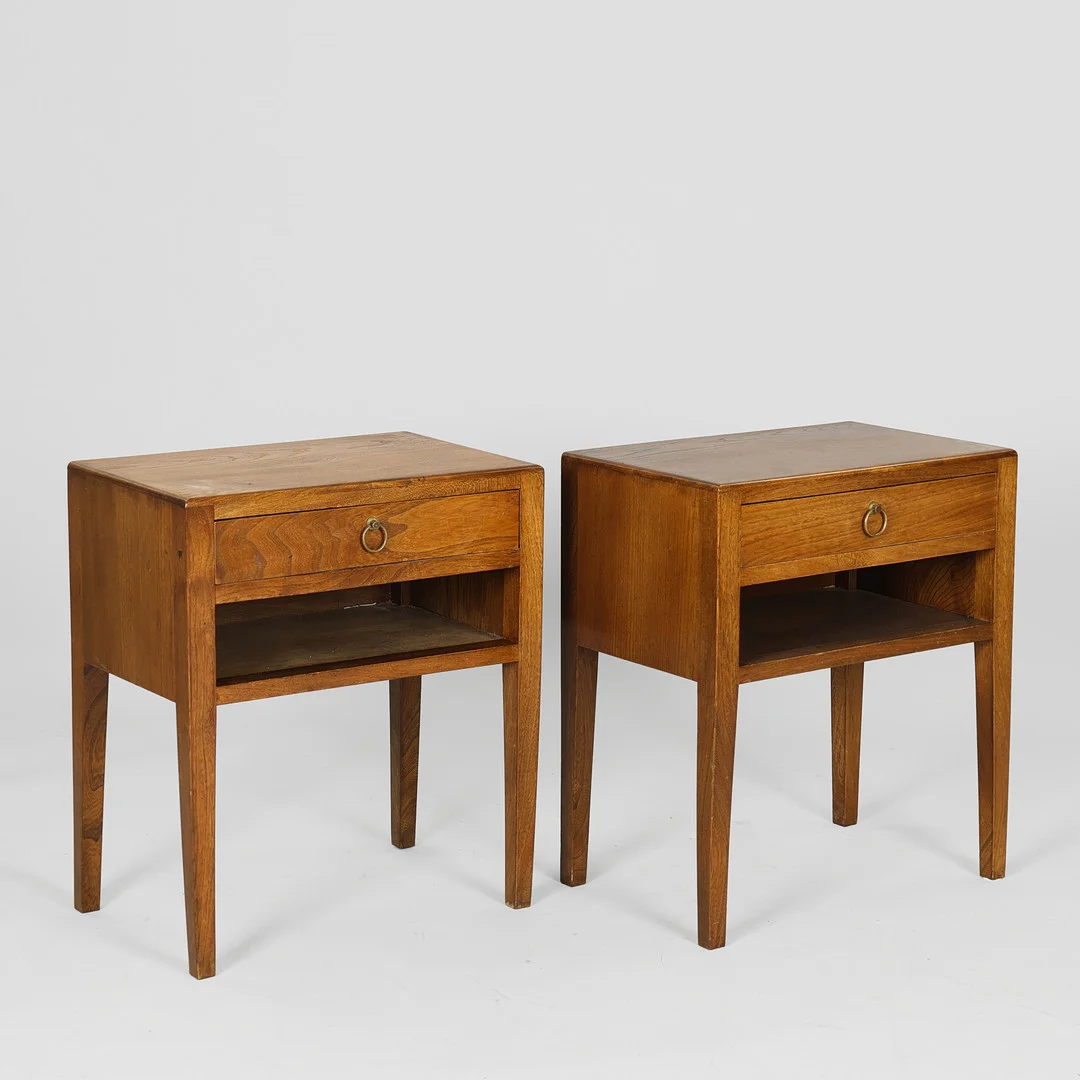 Et par sengeborde af lakeret elm, Danmark, ca. 1940'erne, (2). — Other — Palsgaard Kunstauktioner