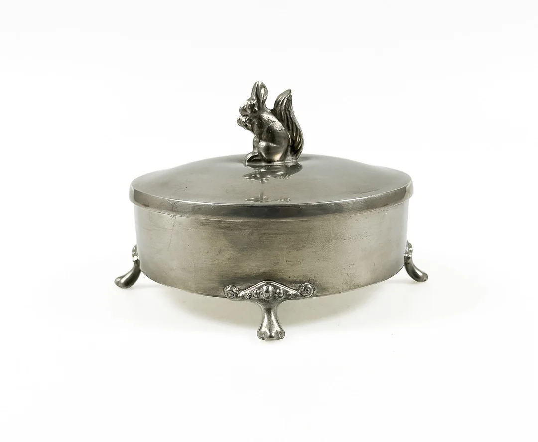 ERNST SVEDBOM. LOCKDOSA, Svenskt Tenn, signerad, 1900-tal. — Pewter, Brass & Copper — Auktionshuset STO Bohuslän