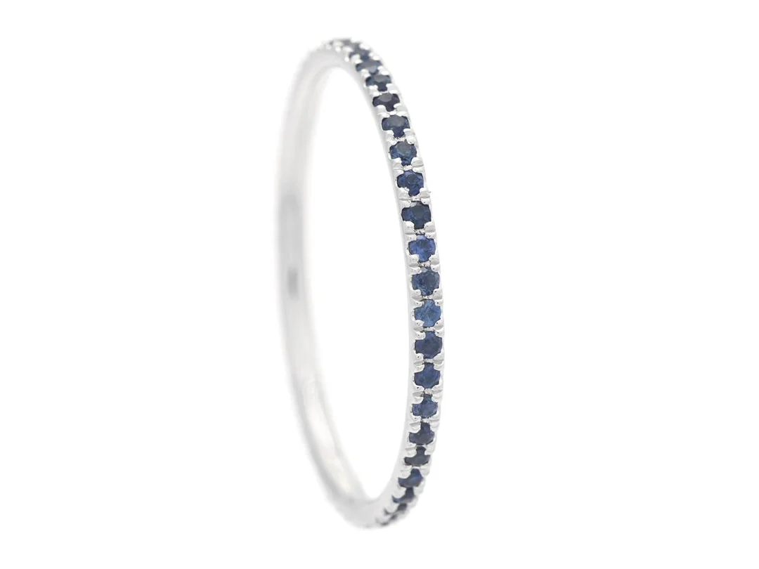 HELALLIANSRING, 18K vitguld, blå safirer ca 0,29 ctv, stl 16,5 mm, vikt 0,8 g. — Smycken/Alliansring — Kaplans