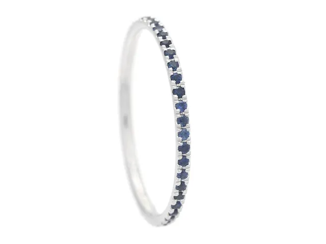 HELALLIANSRING, 18K vitguld, blå safirer ca 0,29 ctv, stl 16,5 mm, vikt 0,8 g.