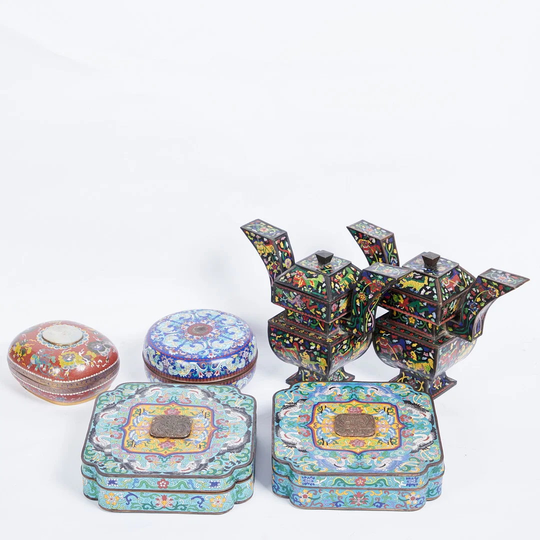 Vier Dosen / Deckeldosen und zwei Weihrauchgefäße, Cloisonné, China (6). — Asiatica — Stockholms Auktionsverk Köln
