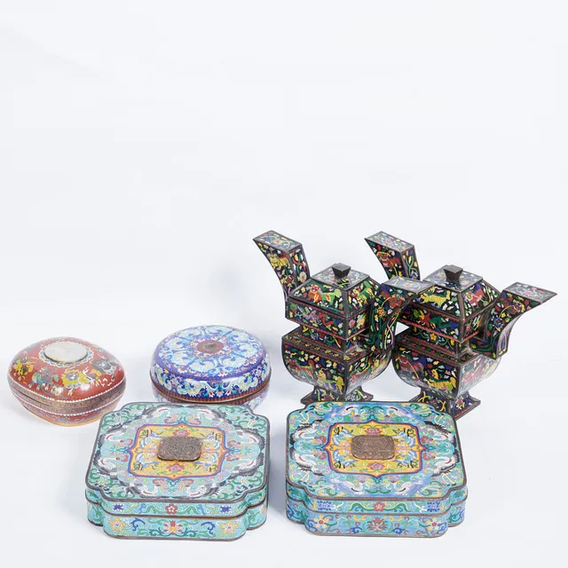 Vier Dosen / Deckeldosen und zwei Weihrauchgefäße, Cloisonné, China (6).