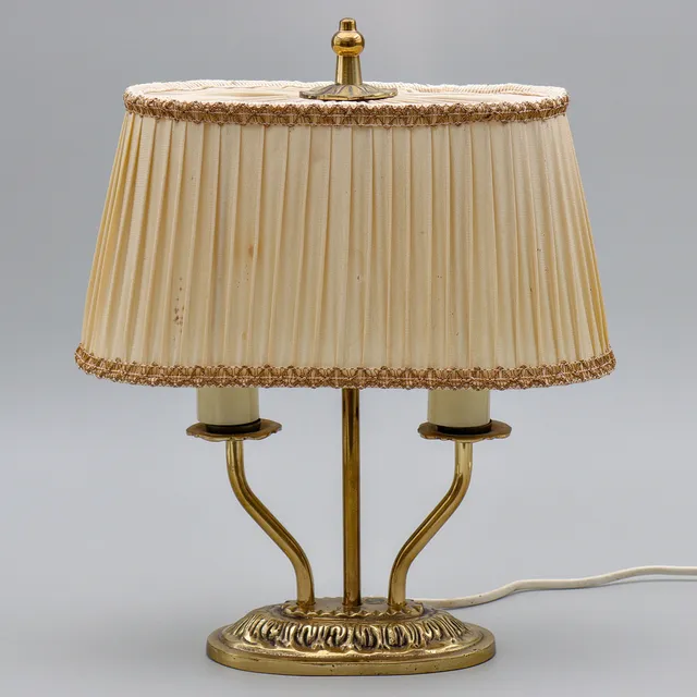 BORSLAMPA I MÄSSING MED SVÄNGDA LJUSARMAR & OVAL FOT, SWEDISH GRACE-STIL, 1940/1950-TAL.
