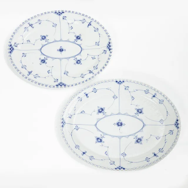 Royal Copenhagen, Uppläggningsfat, ett par, "Musselmalet Helblonde", Danmark, 1900-tal.