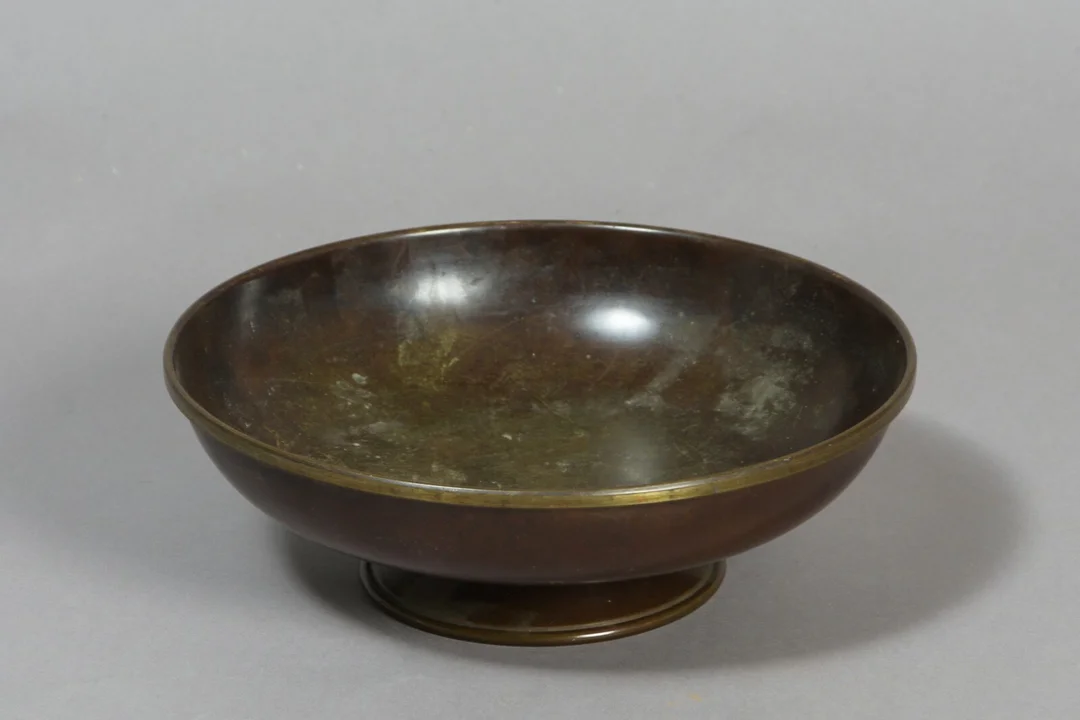 Dansk design. Skål af patineret bronze. Bunden mrk. 'Ildfast Bronze'. — Silver, bronze, copper and pewter/Bronze, copper, brass, pewter — Lauritz