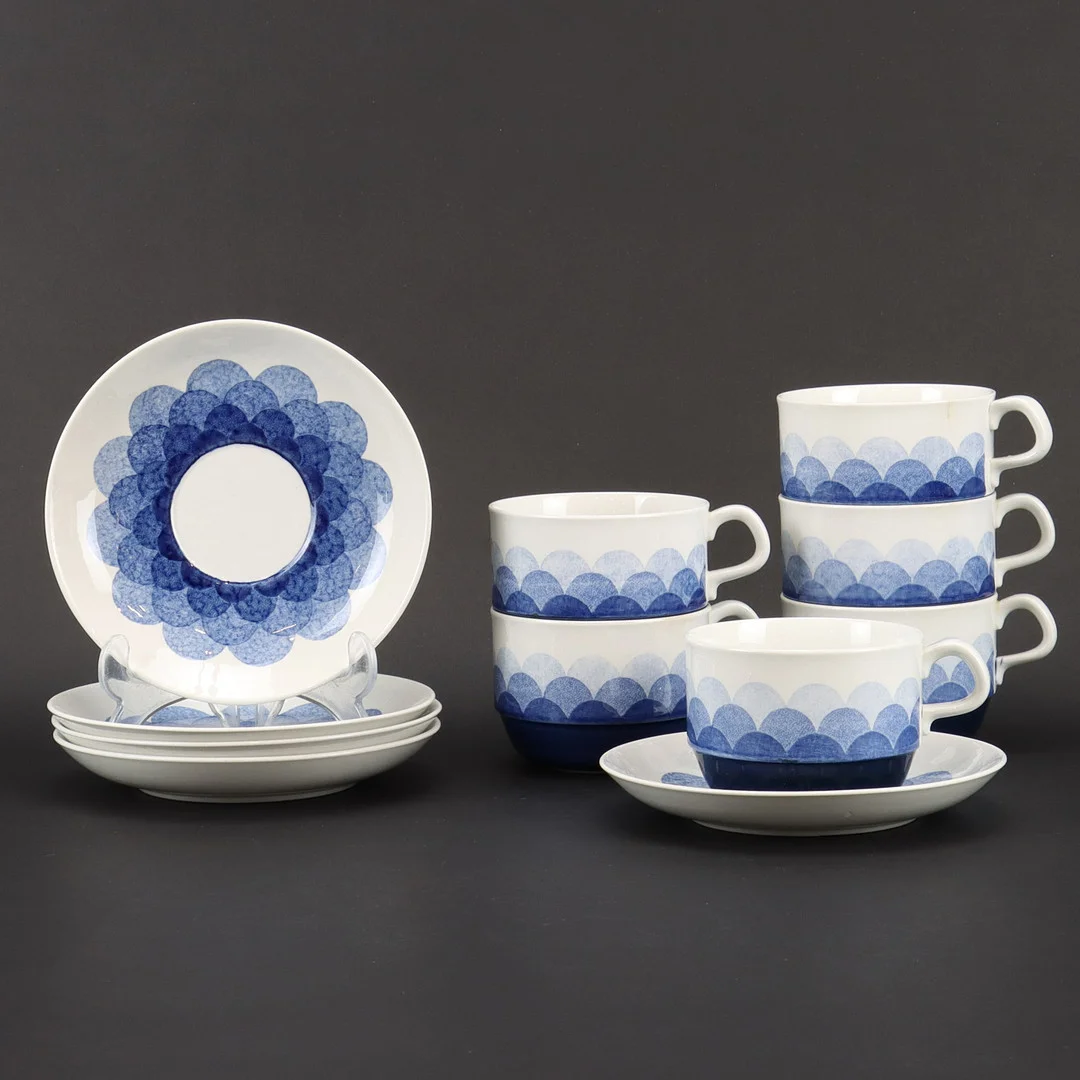 CHRISTINA CAMPBELL. KOPPAR MED FAT, 5 + 1, 6 delar, modell "Klunk", Rörstrand 1960/70-tal. — Tableware — Karlstad Hammarö Auktionsverk