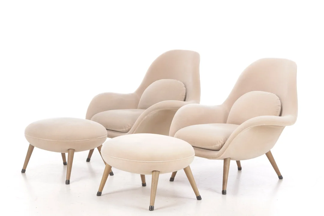 Space Copenhagen for Fredericia Furniture. A pair of armchairs with ottoman, model Swoon Lounge (4) — Furniture/Lounge chairs — Lauritz