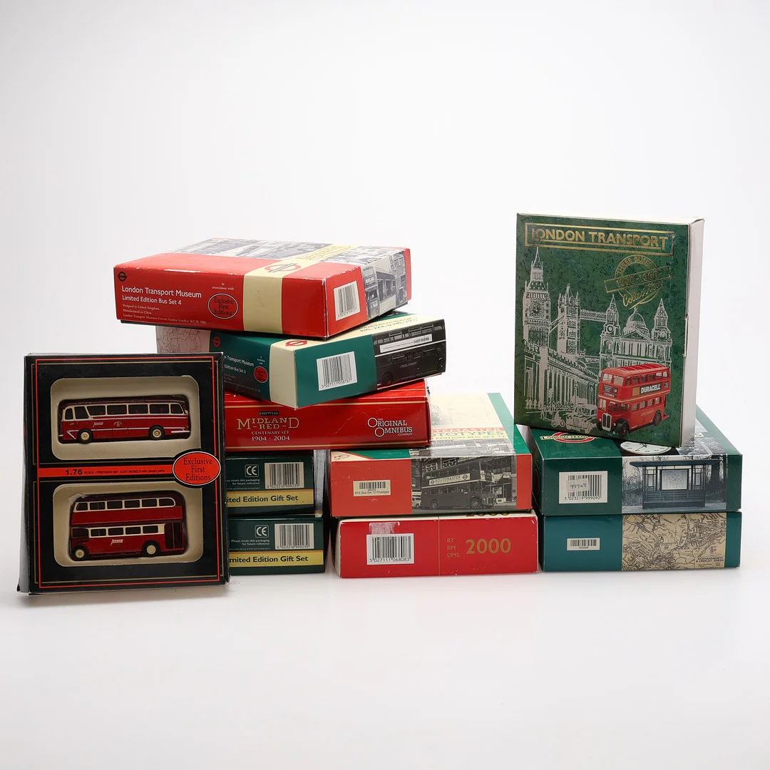 MODELLBILAR/BUSSAR, 11 SET, STORBRITANNIEN, BLAND ANNAT SKALA 1:76. — Model cars — Crafoord Auktioner Lund