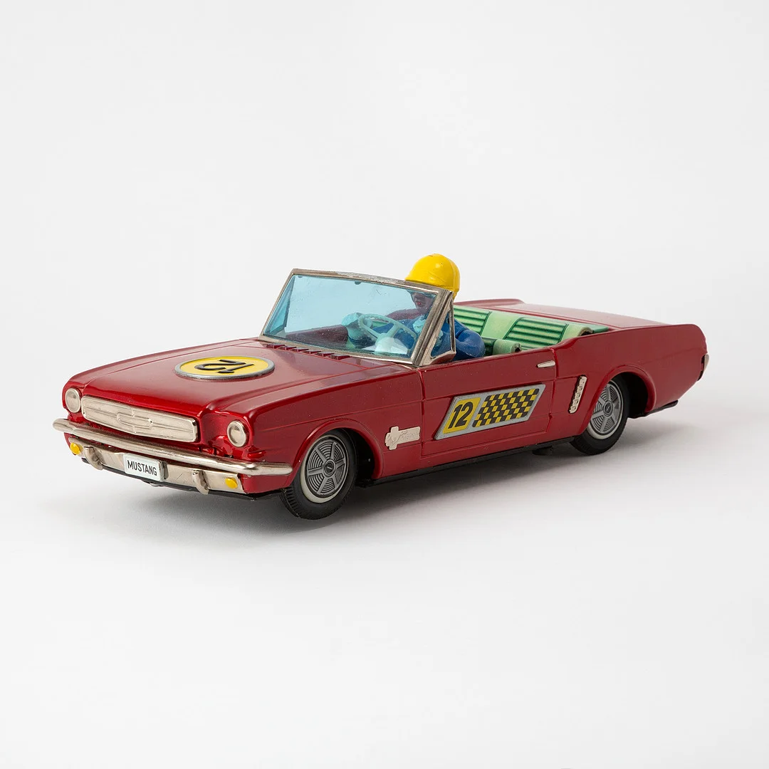 YONEZAWA. "Ford Mustang", litograferad plåt, Japan 1960-tal. — Model cars — Stockholms Auktionsverk Göteborg