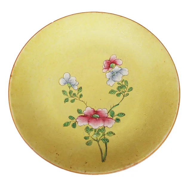 A CHINESE YELLOW GROUND & FLORAL PLATE, BEARING QIANLONG MARKS BUT LATER.