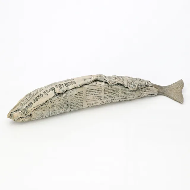 RITVA KARLSSON. SKULPTUR. Keramik. Fisk i tidning. Signerad.