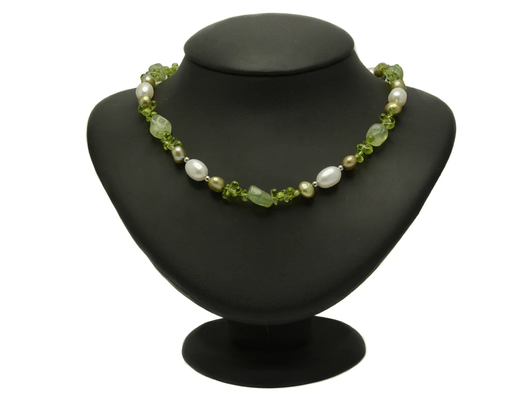 COLLIER, peridot, odlade sötvattenspärlor, vita och färgade gröna, silverkulor, silverlås, längd ca 45 cm. — Smycken/Collier — Kaplans