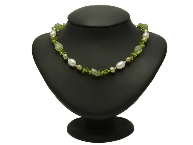 COLLIER, peridot, odlade sötvattenspärlor, vita och färgade gröna, silverkulor, silverlås, längd ca 45 cm.