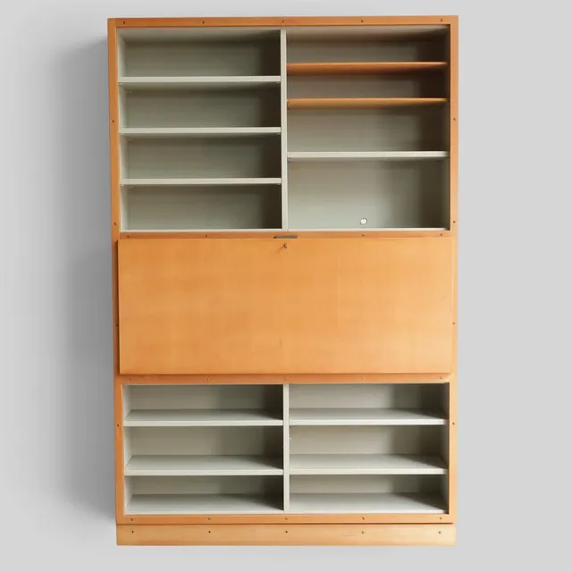 GRETHE MEYER & BØRGE MOGENSEN. “Boligens Byggeskabe”, reol af grålakeret træ og oregon pine, front med flytbare hylder og nedfældig klap, hyldeholdere af messing. Udført for C. Danel. Danmark, 1960-70'erne.