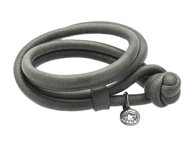 OLE LYNGGAARD, armband, grågrönt läder, längd 36 cm, originalask.