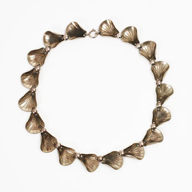 COLLIER, silver, snäckformationer med graverad dekor, Falköping 1955.