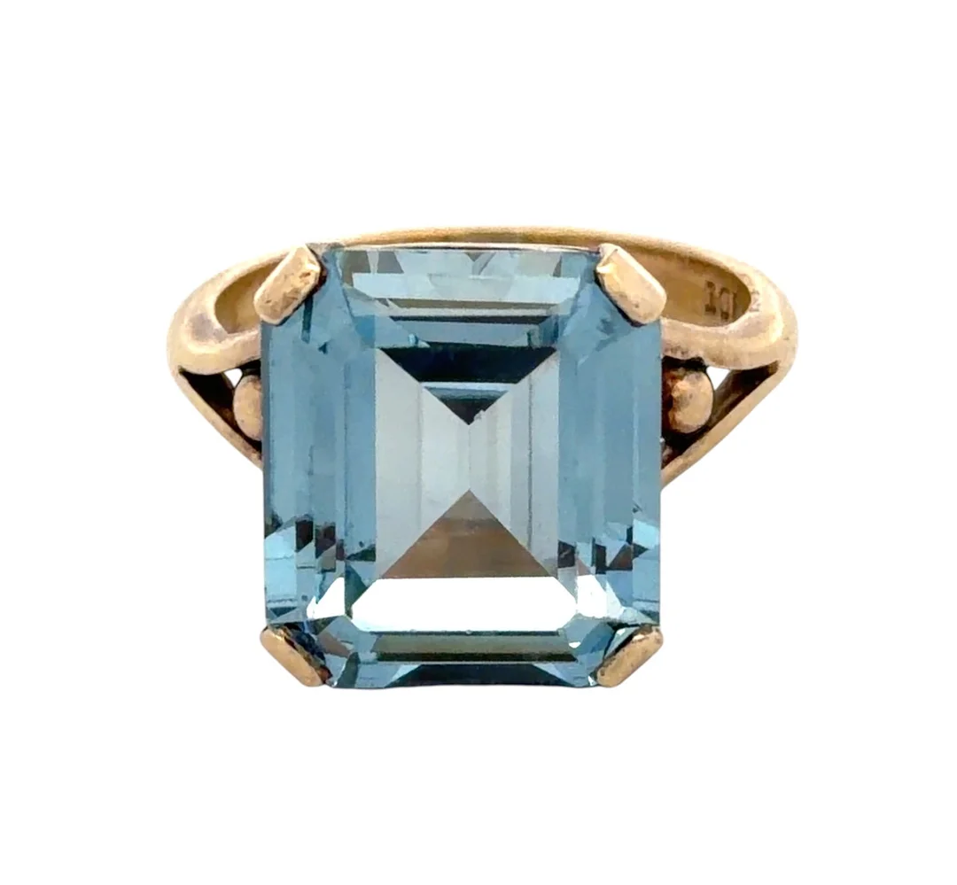 SYNTHETIC SPINEL 9CT GOLD DRESS RING. — Rings — Griffin’s Auctioneers