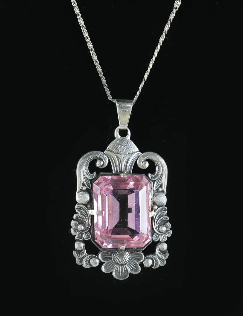 PER EMILSSON. halsband med hänge, rosa sten, silver, Laholm, 1948. — Necklace — Hälsinglands Auktionsverk