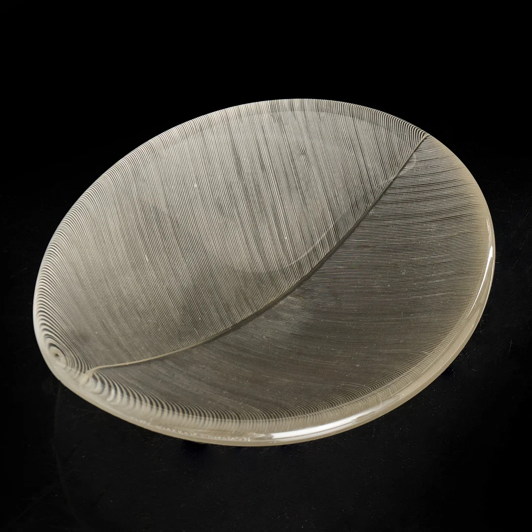 TAPIO WIRKKALA (FINLAND, 1915–1985). för Iittala, "Lehti" (Blad), skålfat i glas, lövformad med kamslipad dekor. — Art glass — Crafoord Auktioner Stockholm