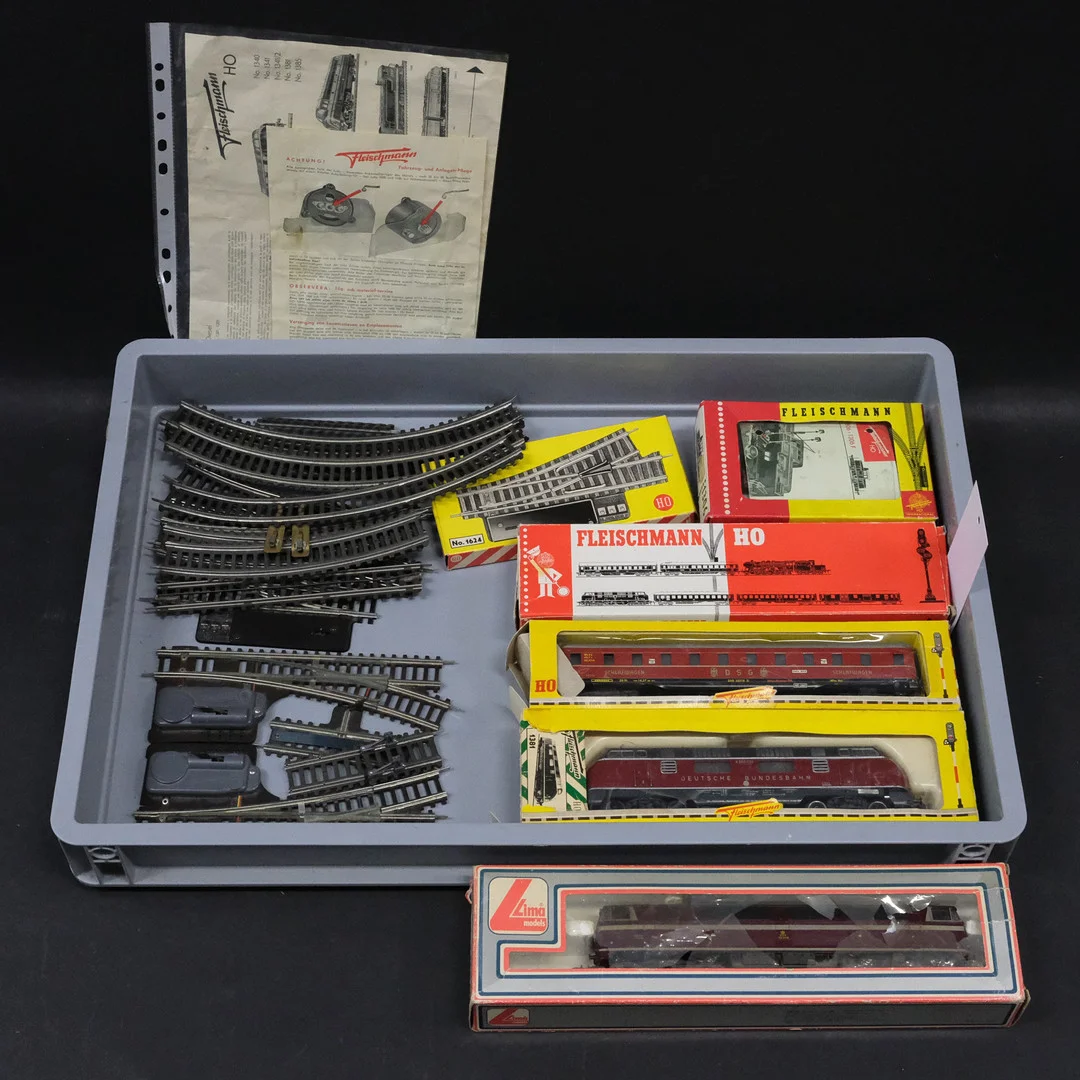 MODELLTÅGSDELAR. MESTADELS FLEISCHMANN SAMT LIMA. SKALA H0. — Model railways — Björnssons Auktionskammare