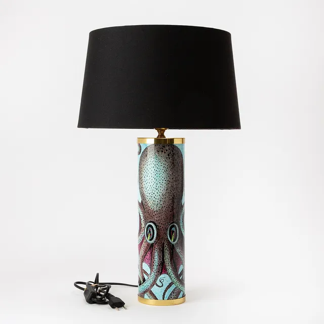 PIERO FORNASETTI. Bordslampa, Italien, porslin och mässing, polykrom dekor av bläckfisk.
