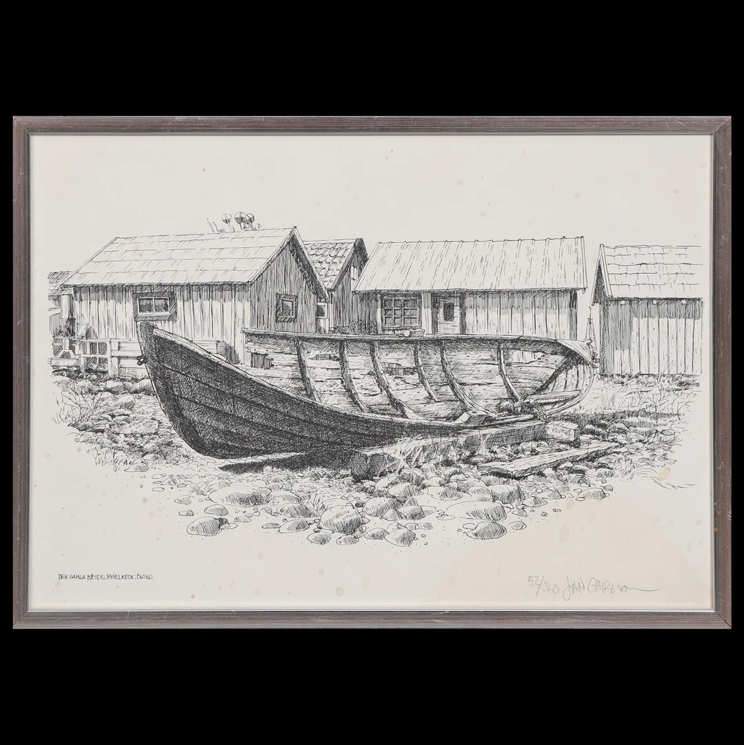JAN CARLSON "DEN GAMLA BÅTEN, BYXELKROK, ÖLAND" LITOGRAFI 52/360, SIGNERAD. — Engravings & Prints — Auktionskammaren Sydost Kalmar