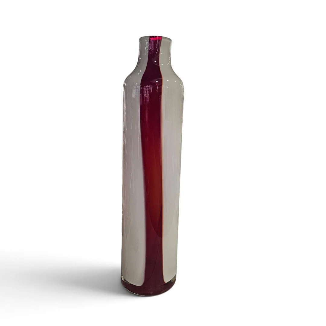 Jarrón en cristal de murano en tonos rojos y blancos. — Other — Arce Auctions