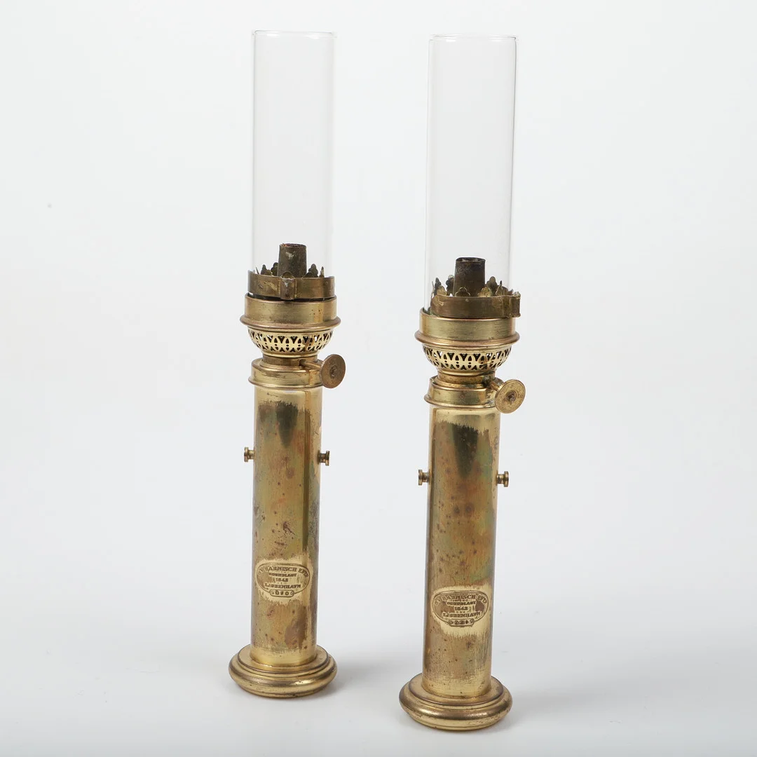 SKEPPSFOTOGENLAMPOR, ett par, mässing, G.V. Harnisch, Köpenhamn. — Candlesticks — Helsingborgs Auktionskammare
