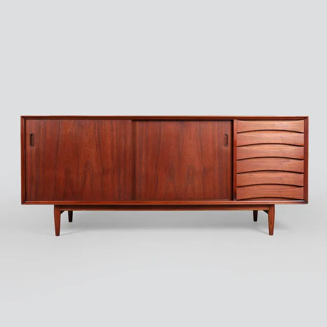 ARNE VODDER. P. Olsen / Sibast Møbler. Lav skænk af teak, model OS29.