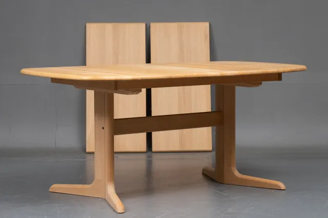 Skovby Møbler. Spisebord, massivt egetræ (3)