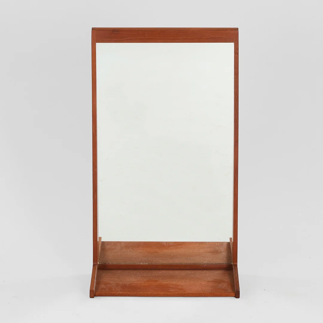AKSEL KJERSGAARD (1921-97). Spejl af teaktræ med hylde, 1960'erne. — Mirrors — Palsgaard Kunstauktioner