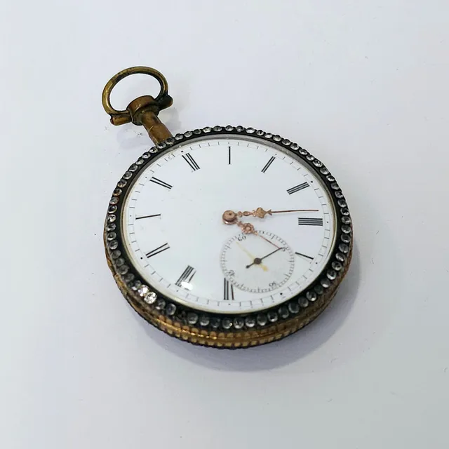 RELOJ DE BOLSILLO CON ESMALTE Y PEDRERÍA. FINALES SIGLO XX.