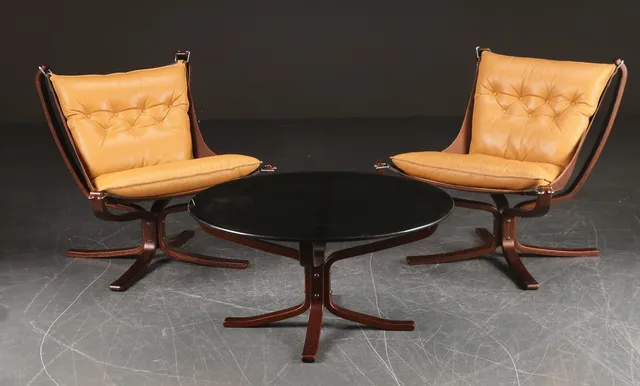 Sigurd Ressell for Vatne Møbler. Et par loungechairs / lænestole samt sofabord, model 'Falcon' (3)