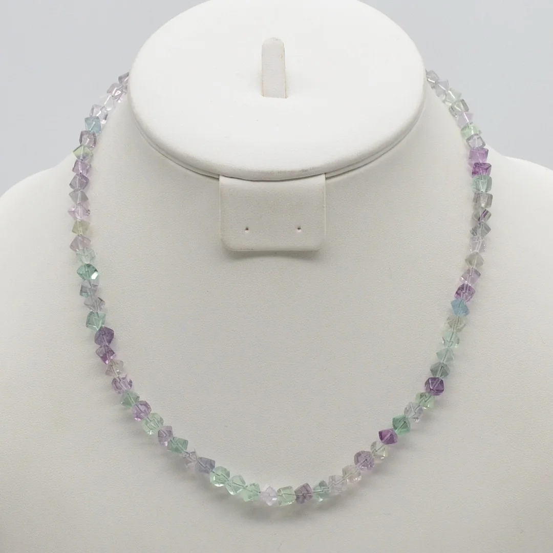 SOGNI D'ORO, EDELSTEINCOLLIER VIOLETT BIS GRÜN, AMETHYST UND AVENTURIN, WÜRFEL-SCHLIFF, VERSCHLUSS AUS 9 KARAT, VINTAGE, CA. 45,5 CM. — Necklace — Kunst- und Auktionshaus Kleinhenz