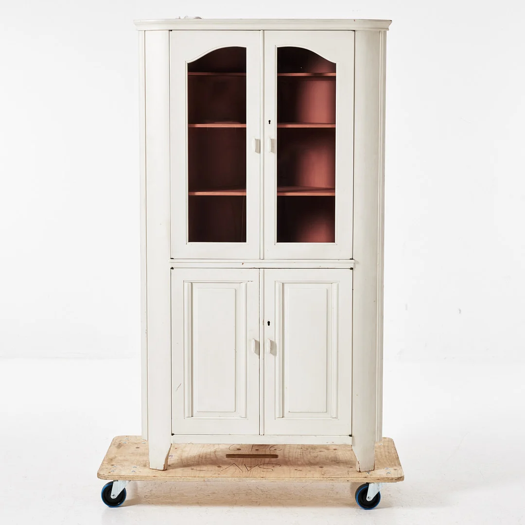CARL MALMSTEN. Hörnskåp, " Capella", brännmärkt CM. — Cupboards, Cabinets & Shelves — Stockholms Auktionsverk Magasin 5