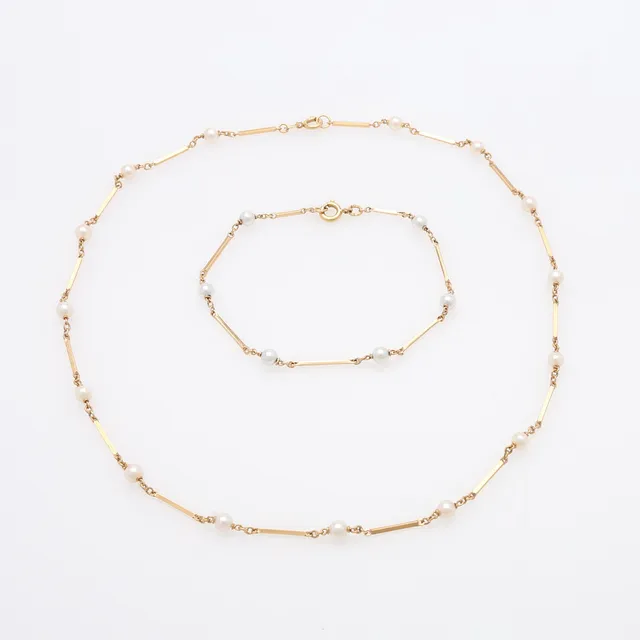 ARMBAND OCH COLLIER, 18K MED ODLADE PÄRLOR, TOTAL VIKT CA 8,8 GRAM.