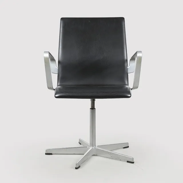 ARNE JACOBSEN. Fritz Hansen. "Oxford" armstol, Brown Label.