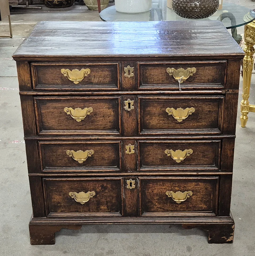 LATE 17TH CENTURY OAK CHEST. — Chests of drawers — Lots Road Auctions