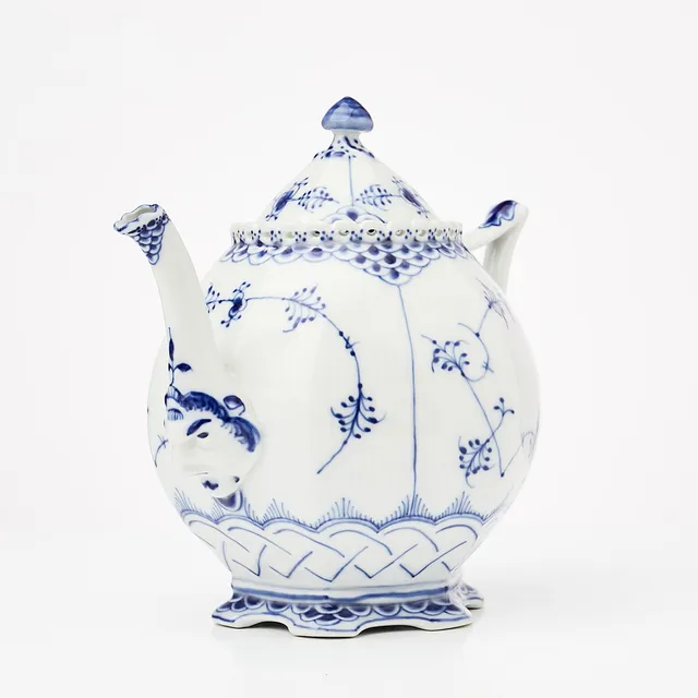 ROYAL COPENHAGEN. Tekanna, "Musselmalet", nr 1119, helblond.