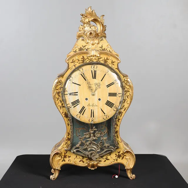 AN 18TH CENTURY SWEDISH GILT & PAINTED BRACKET CLOCK.