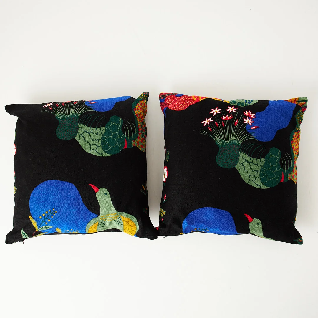 JOSEF FRANK. Kuddar, 1 par., mönster "Anakreon svart", linne, design Josef Frank för Firma Svenskt Tenn. — Textiles — Stockholms Auktionsverk Magasin 5
