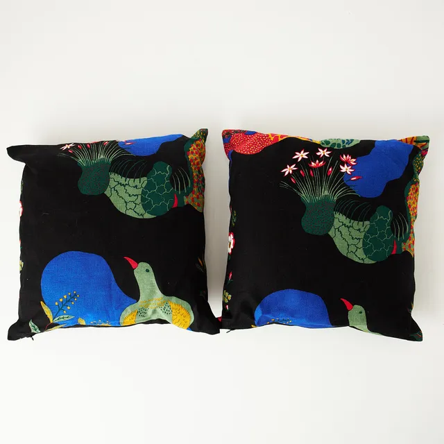 JOSEF FRANK. Kuddar, 1 par., mönster "Anakreon svart", linne, design Josef Frank för Firma Svenskt Tenn.