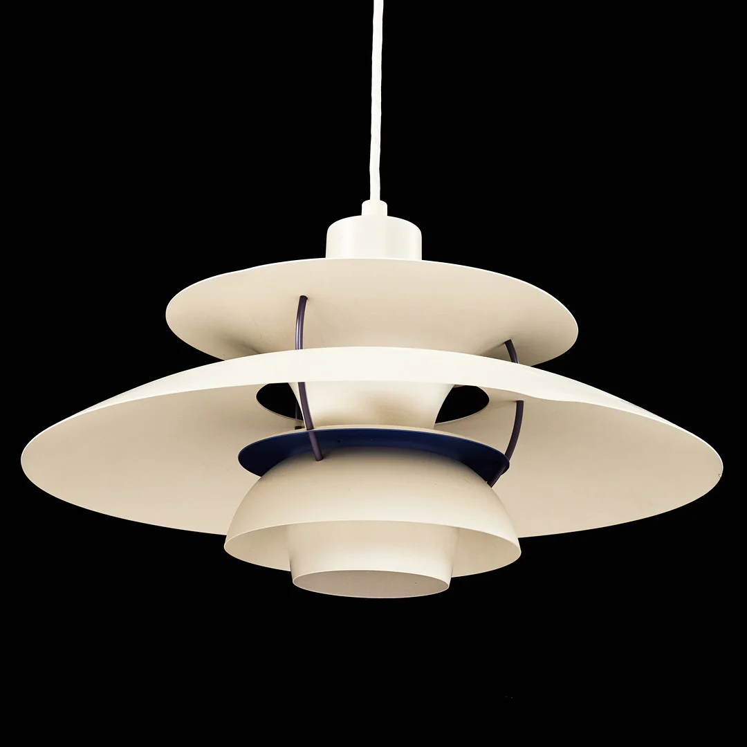 POUL HENNINGSEN. Taklampa / Pendel, "PH 5", för Louis Poulsen. Danmark. — Ceiling lights — Stockholms Auktionsverk Magasin 5