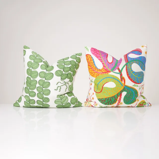 JOSEF FRANK. Kuddar, Firma Svenskt Tenn, etikettmärkta, tyg "Teheran" samt "Celotocaulis".