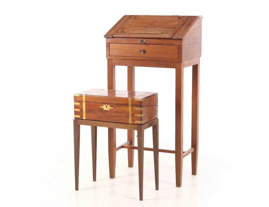 Travel chest and mahogany writing desk, 20th century (2) — Furniture/Cabinets, chests of drawers — Lauritz